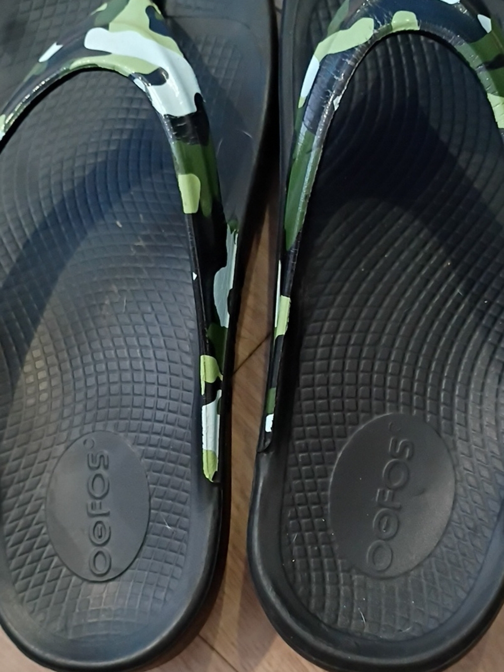 Women's Oofos Oolala Thong Sandals Ltd Green/Black Camo W9 EU40 - Picture 3 of 7